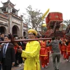 Nỏ thần Kim Quy được rước trong Lễ hội Cổ Loa Xuân Quý Mão năm 2023. (Ảnh: Vũ Sinh/TTXVN)
