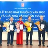 Các tác giả nhận giải thưởng của Hội Nhà văn Việt Nam. (Ảnh: Thanh Tùng/TTXVN)