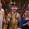 Vua Charles III được trao Vương miện Thánh Edward cùng các bảo vật của Hoàng gia trong Lễ Đăng quang tại Tu viện Westminster ở London, Anh ngày 6/5/2023. (Ảnh: AFP/TTXVN) 