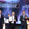 Nhà báo Võ Mạnh Hùng, đại diện nhóm tác giả Báo Điện tử VietnamPlus nhận Giải A. (Ảnh: Hoài Nam/Vietnam+)