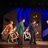 Đạo diễn dùng hình ảnh chiếc ghế để ẩn dụ cho lòng tham chức quyền của quan lại trong vở kịch. (Ảnh: PV/Vietnam+)