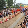 Nghi lễ kéo co ngồi tại đền Trấn Vũ, Long Biên, Hà Nội. (Ảnh: Thanh Tùng/TTXVN)
