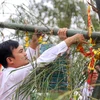 Nghi lễ dựng cây nêu ngày Tết tại Làng Văn hóa-Du lịch các dân tộc Việt Nam. (Ảnh: Tuấn Đức/TTXVN)
