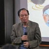 Nghệ sỹ Nhân dân Lê Tiến Thọ chia sẻ về nghệ thuật Tuồng tại tọa đàm. (Ảnh: PV/Vietnam+)