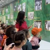 Đông đảo thiếu nhi tham quan trưng bày “Trẻ em – Mầm non đất nước.” (Ảnh: PV/Vietnam+)