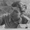 Nhà báo Trần Mai Hưởng tác nghiệp ở chiến trường năm 1972. (Ảnh: NVCC)