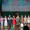 Đại sứ Sandeep Arya (thứ tư từ trái sang) tham dự buổi biểu diễn của nhóm nhạc Ấn Độ Tetseo Sisters tại Hà Nội. (Ảnh: PV/Vietnam+)