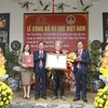 Ngày 21/1/2024, Tổ chức Kỷ lục Việt Nam trao chứng nhận xác lập kỷ lục cho đồng thầy Nguyễn Đức Hiển, thủ nhang Phủ Tiên Hương. (Ảnh: PV/Vietnam+)