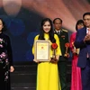 Phóng viên Phạm Mai, đại diện nhóm tác giả Báo Điện tử VietnamPlus nhận Giải A. (Ảnh: Hoài Nam/Vietnam+)