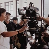 Đạo diễn Trần Thanh Huy (trái) trên phim trường. (Ảnh: CTV/Vietnam+)