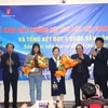 Lãnh đạo Hội Nhà văn Việt Nam trao giải cho các tác giả. (Ảnh: CTV/Vietnam+)