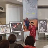 Nhiếp ảnh gia Lê Bích phát biểu trong lễ khai mạc triển lãm. (Ảnh: Minh Thu/Vietnam+)