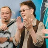 Trong cuộc gặp gỡ báo chí mới đây, nhạc sỹ Đức Huy vui vẻ vỗ tay hát ca khúc mà ông mới sáng tác. (Ảnh: CTV/Vietnam+)