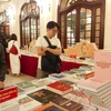Một số ấn phẩm đoạt Giải thưởng Sách Quốc gia trưng bày tại Nhà hát Lớn Hà Nội. (Ảnh: Minh Thu/Vietnam+)