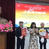 Cục trưởng Cục Văn hóa Cơ sở (giữa) trao giải Nhất cho các tác giả. (Ảnh: PV/Vietnam+)