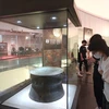 Khách tham quan phòng trưng bày Văn hóa Đông Sơn tại Bảo tàng Hà Nội. (Ảnh: Minh Thu/Vietnam+)