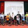 CLB Sách Vùng Cao, Công ty Benny, Ca sỹ Erik trao thưởng xe đạp cho 16 em học sinh giỏi vượt khó. (Ảnh: CLB Sách Vùng Cao cung cấp) 