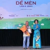 Năm 2023, Tổng Giám đốc Thông tấn xã Việt Nam Vũ Việt Trang trao Giải thưởng lớn “Hiệp sỹ Dế mèn” và chứng nhận cho nhà văn Trần Đức Tiến. (Ảnh: Hoàng Hiếu/TTXVN)