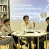 Đạo diễn, Nghệ sỹ Ưu tú Nguyễn Tài Văn (thứ ba từ trái sang) tham gia hội thảo về báo chí giải pháp. (Ảnh: PV/Vietnam+)