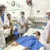 Đoàn công tác của Bộ Y tế đến thăm hỏi, động viên bệnh nhân liên quan vụ ngộ độc thực phẩm tại Đồng Nai. (Ảnh: Lê Xuân/TTXVN)