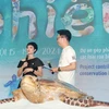 Nghệ sỹ Cao Thanh Thà (trái) phát biểu khai mạc triển lãm. (Ảnh: PV/Vietnam+)