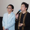 Ca sỹ Tùng Dương và nhạc sỹ Mars Anh Tú (phải) trong buổi ra mắt MV. (Ảnh: Hòa Nguyễn/Vietnam+)