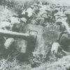 Bộ đội và nhân dân địa phương kéo pháo lên đỉnh đồi bắn vào chi khu Thượng Đức (Quảng Nam) năm 1974. (Ảnh tư liệu)