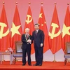 Tổng Bí thư, Chủ tịch nước Trung Quốc Tập Cận Bình trao Huân chương Hữu nghị tặng Tổng Bí thư Nguyễn Phú Trọng, trong chuyến thăm chính thức nước Cộng hòa Nhân dân Trung Hoa từ ngày 30/10-1/11/2022. (Ảnh: Trí Dũng/TTXVN)