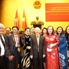 Tổng Bí thư Nguyễn Phú Trọng với các văn nghệ sỹ tại Hội nghị Văn hóa toàn quốc năm 2021. (Ảnh: TTXVN)