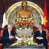 Tổng Bí thư Nguyễn Phú Trọng trên cương vị là Chủ tịch Quốc hội đón tiếp Tổng thống Palestine Mahmoud Abbas tại Hà Nội ngày 24/5/2010. (Ảnh: TTXVN)