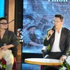 Nhạc sỹ Kiên Ninh (trái) và Nghệ sỹ Nhân dân Quốc Hưng chia sẻ về sản phẩm âm nhạc chung. (Ảnh: PV/Vietnam+)