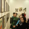 Nguyên Chủ tịch Quốc hội Nguyễn Thị Kim Ngân cùng các đại biểu tham quan triển lãm. (Ảnh: PV/Vietnam+)