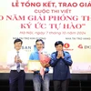 Ông Nguyễn Thế Kỷ, Chủ tịch Hội đồng Lý luận, phê bình văn học nghệ thuật Việt Nam (bìa phải) cùng ông Hồ Quang Lợi, Phó Chủ tịch Hội Truyền thông số Việt Nam trao giải Nhất cho tác giả Đan Nhiễm. (Ảnh: PV/Vietnam+)