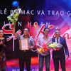 Phó giám đốc Nhà hát Kịch Việt Nam ông Kiều Minh Hiếu và đạo diễn Trần Lực nhận giải vàng cho 'Người tốt nhà số 5' và 'Bạch đàn liễu.' (Ảnh: Minh Anh/Vietnam+)