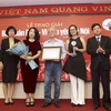 Trong ảnh: Trao Giải thưởng lớn - Vì tình yêu Hà Nội cho nhạc sĩ Phú Quang với những ca khúc bất hủ về Hà Nội. (Ảnh: Tuấn Đức - TTXVN)