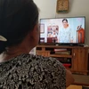 Bà Huệ đã biết tự tìm và mở phim trên YouTube những ngày giãn cách. (Ảnh: Minh Anh/Vietnam+)