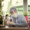 MC Quỳnh Hoa hỗ trợ đo huyết áp cho người dân trong một chuyến tình nguyện. (Ảnh: Michael Neo/Facebook nhân vật)