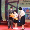 Em Đỗ Minh Ngọc nhận giải đặc biệt nhờ bức tranh ''Đi chợ giúp dân.'' (Ảnh: BTC)