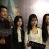 Dàn diễn viên trong phim: Quang Tuấn (bìa trái), Diệu Nhi (bìa phải) và hai diễn viên nhí Mai Cát Vi (áo đen), Lâm Thanh Mỹ. (Ảnh: Minh Anh/Vietnam+)