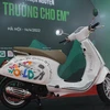 Chiếc xe Vespa Sprint với thông điệp yêu thương được đấu giá vì trẻ em và những mái trường vùng cao. (Ảnh: Minh Anh/Vietnam+)