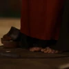 Khoảnh khắc Khánh Ly cởi guốc, dẫm chân trần trên sàn sân khấu. (Ảnh chụp từ trailer)