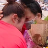 VĐV người dân tộc Thái cảm xúc vỡ oà khi phá kỷ lục ném lao nữ. (Ảnh: PV/Vietnam+)