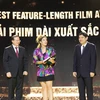 Biên tập viên của ''Paloma'' đại diện ê-kíp nhận giải cho phim dài xuất sắc nhất HANIFF năm 2022. (Ảnh: Minh Anh/Vietnam+)