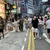 Người dân đi mua sắm tại khu vực Causeway Bay, Hong Kong trong tháng 4/2022. (Ảnh minh họa: Mạc Luyện/TTXVN)