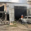 Ôtô bị cháy tại 1 trong 4 kho xưởng