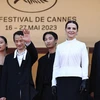 Gia đình đạo diễn Trần Anh Hùng cùng hai con, nữ diễn viên Juliette Binoche (thứ hai từ phải sang). (Ảnh: AFP)