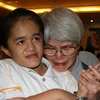 Bà Yunko, nạn nhân bom nguyên tử từ Hiroshima (Nhật Bản) nghẹn ngào ôm cháu Lê Thị Hà, nạn nhân chất độc da cam tại Việt Nam - tác phẩm từng nhận Giải nhất ''Khoảnh khắc vàng.'' (Ảnh: Văn Sơn) 