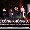 Nhạc công Không quân Mỹ chơi 'Trống cơm' khuất động phố đi bộ Hà Nội. (Ảnh: Minh Anh/Vietnam+)