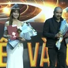 Hari Won đại diện đoàn phim ''Nhà bà Nữ,'' đạo diễn Bùi Thạc Chuyên đại diện ''Tro tàn rực rỡ'' nhận giải tại Lễ trao Giải Cánh Diều năm 2023. (Ảnh chụp màn hình)