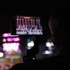 Màn trình diễn áo dài trên sân khấu trước Điện Kiến Trung - đêm bế mạc - qua ống kính một phóng viên. (Ảnh: Minh Anh/Vietnam+)